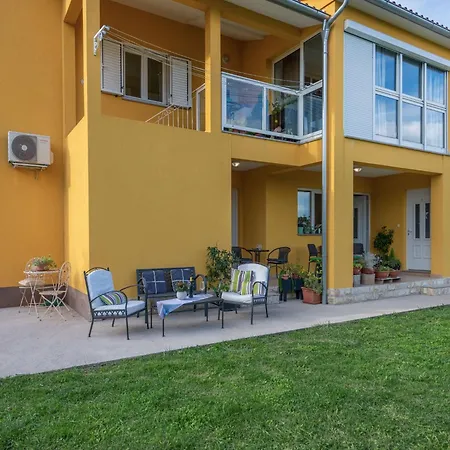 In Near Rabac Beaches Daire *